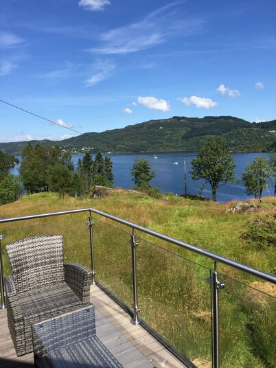 Great cottage for rent in beautiful Nordhordland. Close to sea, with terrace and whirlpool.