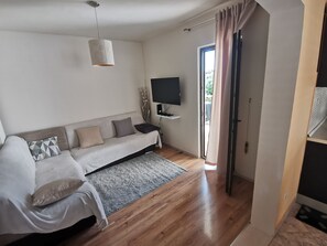 TV - Family apartment in Stobrec (Stobrec)