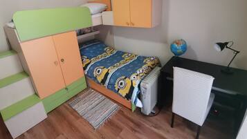 2 quartos, ferros/tábuas de passar roupa, Wi-Fi, roupa de cama