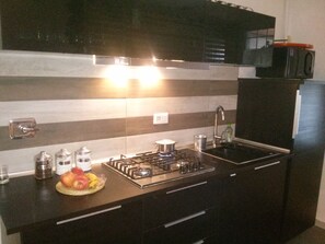 Réfrigérateur, micro-ondes, plaque de cuisson, cafetière/bouilloire