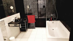 Combined shower/bathtub, hair dryer, towels