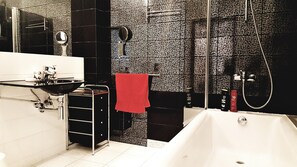 Combined shower/bathtub, hair dryer, towels - New Praga Tower- beautiful apartment for 4 people, good location (Warszawa)