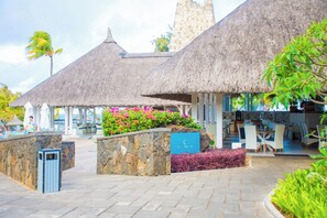 4 間餐廳；供應早餐、午餐、晚餐；本地及多國菜