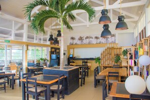 4 restaurants; s'hi serveixen esmorzars, dinars i sopars