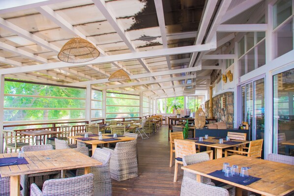 4 restaurants, breakfast, lunch served; local and international cuisine