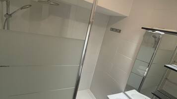 Ensemble douche/baignoire, serviettes fournies