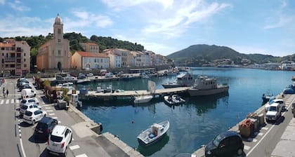 Bright, newly refurbished 2 bedroom apt overlooking charming harbour