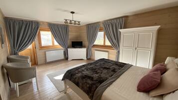 4 bedrooms, iron/ironing board, travel cot, free WiFi