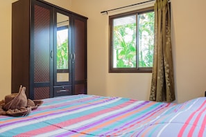 4 bedrooms, in-room safe, desk, iron/ironing board