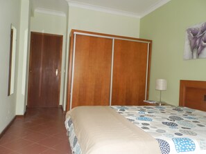2 bedrooms, iron/ironing board, Internet, bed sheets