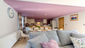 TV, offices - Beach Breeze Cottage - Hot Tub - 3 Bedr - Pets OK (Caister-on-Sea)