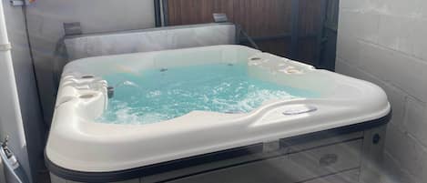 Bain à remous extérieur