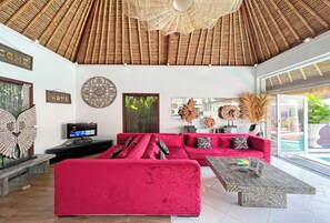 TV - 3BR VILLA & BIG PRIVATE POOL WITH ENCLOSED LIVING ROOM (Kabupaten Badung)