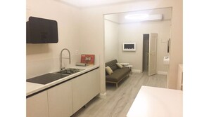 Réfrigérateur, micro-ondes, plaque de cuisson, lave-vaisselle