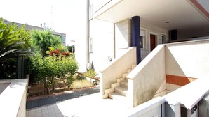 Un edificio moderno con una escalera que lleva a una entrada cubierta.