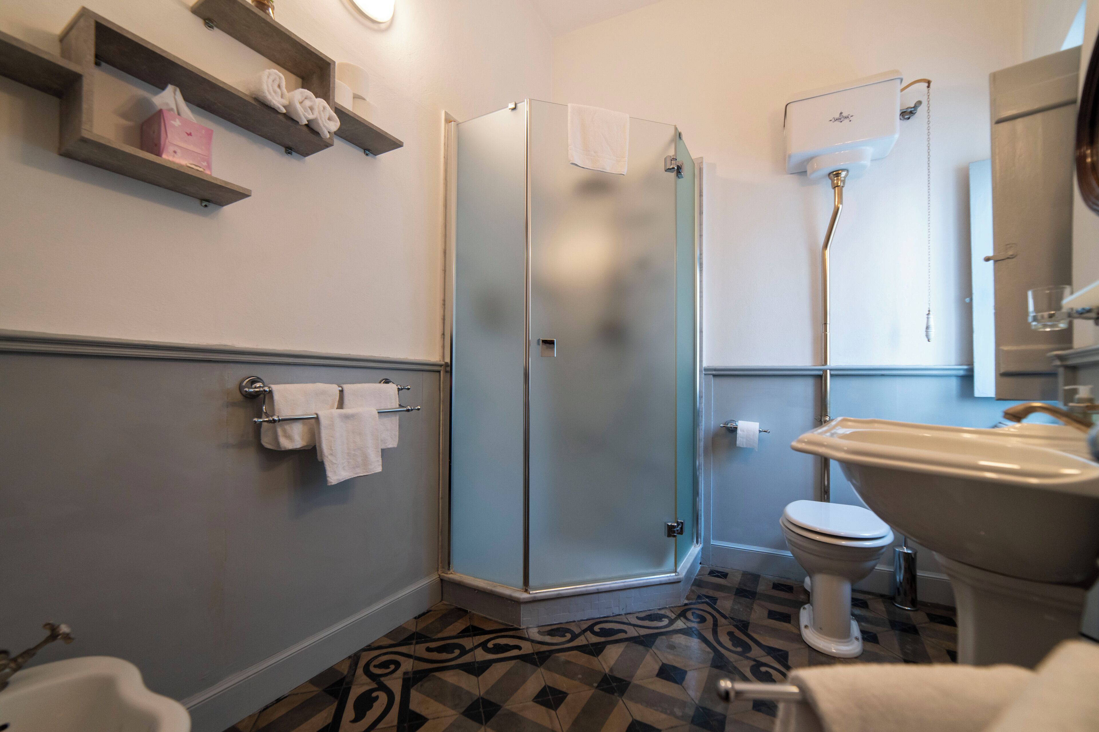 Douche, sèche-cheveux, bidet, serviettes fournies