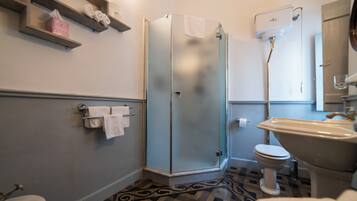 Douche, sĂšche-cheveux, bidet, serviettes fournies