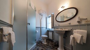 A bathroom with a toilet, sink, and shower. There are towels hanging on the wall and a mirror above the sink. - Large apartment at Residece Ca of NI - Finalborgo (Finale Ligure)