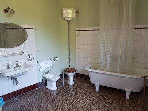 Douche, sèche-cheveux, bidet, serviettes fournies