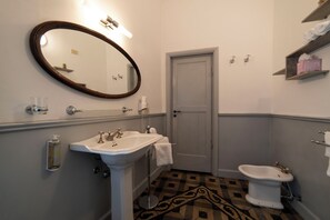 Bruser, hårtørrer, bidet, håndklæder