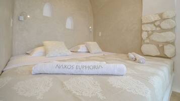 1 bedroom, iron/ironing board, internet, bed sheets