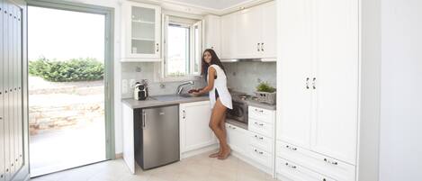 Coffee/tea maker, cookware/dishes/utensils