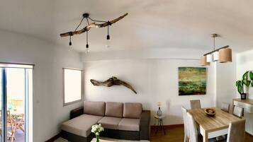 Een smart-tv en boeken