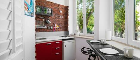 Kjøleskap, mikrobølgeovn, kokeplater og brødrister