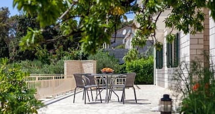 Villa familiar Vjeka con piscina privada y parque infantil en Sumartin, isla de Brac