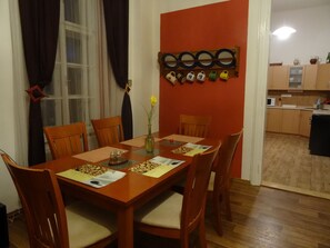 Enjoy meals in this dining area with a table for six, a vase, and a decorative plate rack.