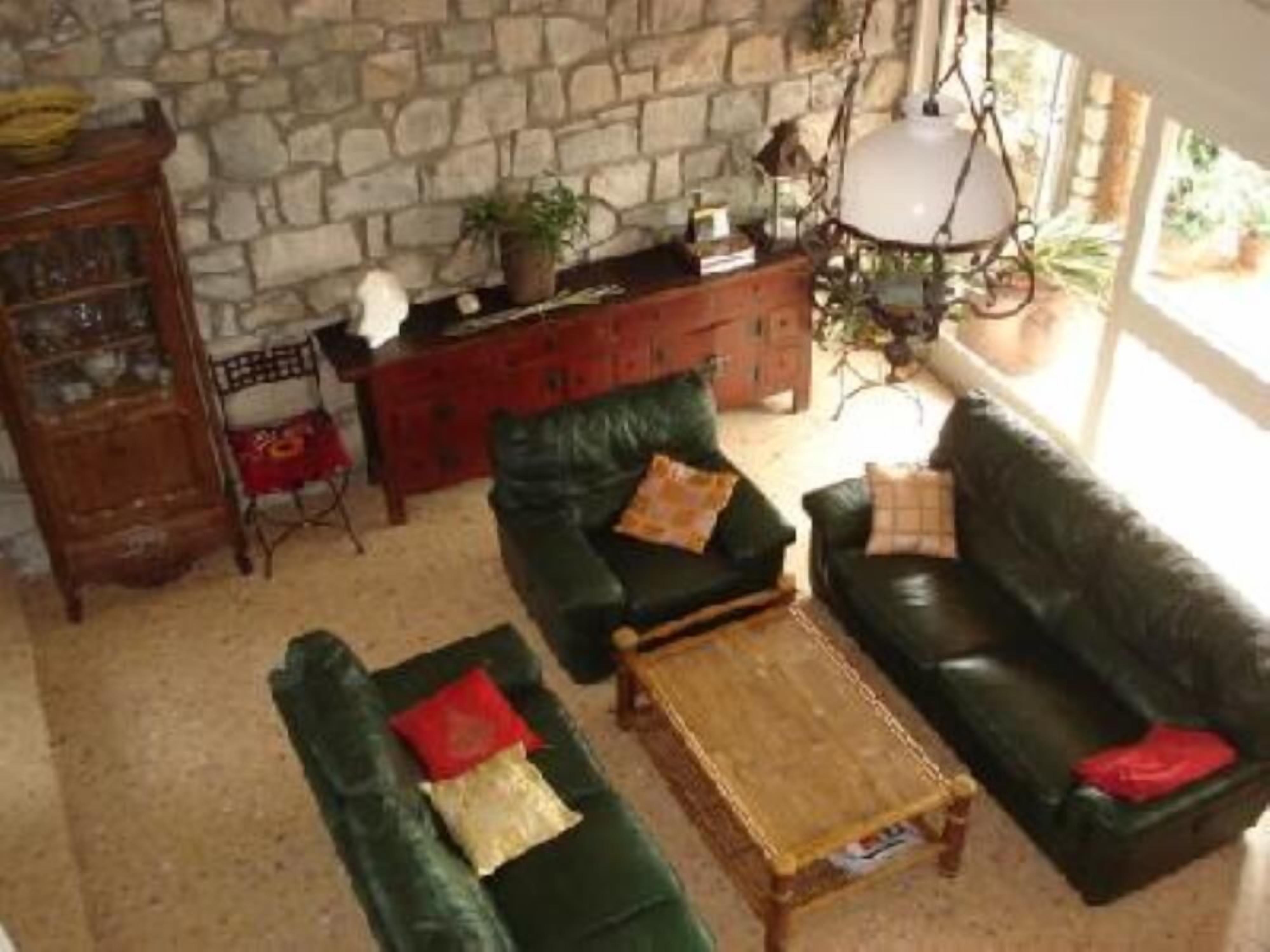 Télévision, cheminée, table de tennis de table, livres