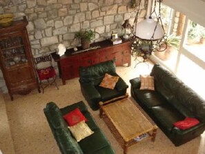 Télévision, cheminée, table de tennis de table, livres