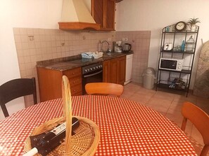 Kylskåp, mikrovågsugn, ugn och spishäll