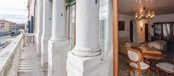 The Venetian House with a view of the Cannaregio canal IT027042C2DHCNX36U