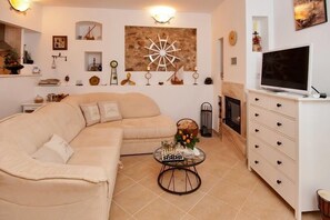 TV, caminetto, tavolo da calcetto, libri