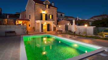 Una piscina al aire libre, una piscina climatizada