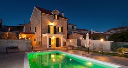 NOUVELLE VILLA EN PIERRE DE 100 ANS RĂNOVĂE AVEC PISCINE CHAUFFĂE Villa Nikola Solta