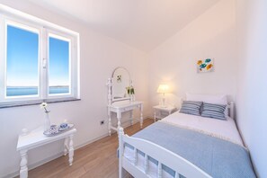 5 bedrooms, iron/ironing board, free WiFi, bed sheets