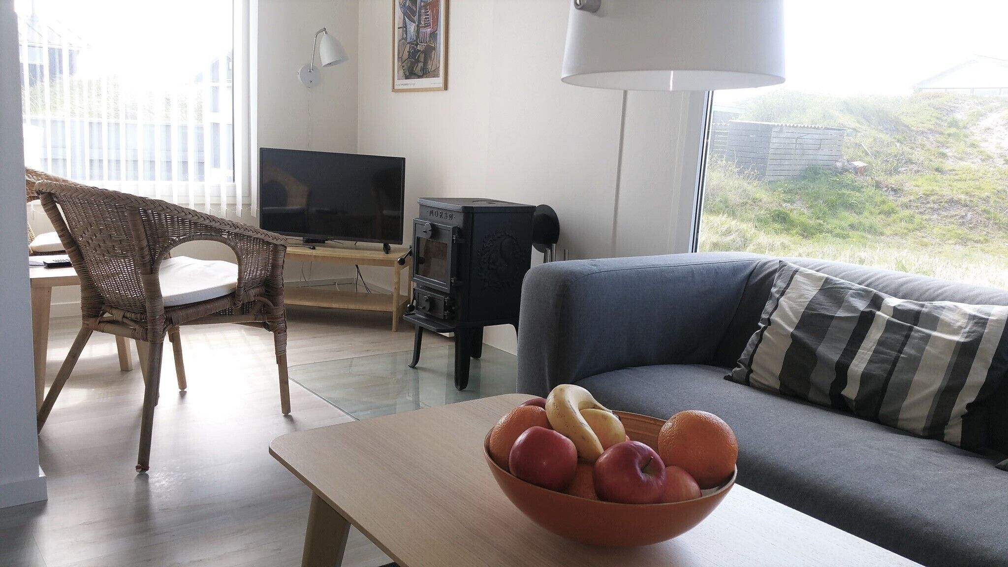 Televisión, chimenea y estéreo 