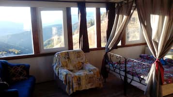 10 bedrooms, iron/ironing board, internet, bed sheets