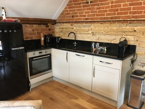 Jääkaappi, uuni, liesi, astianpesukone