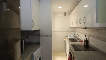 Een koelkast, een magnetron, een oven, een kookplaat