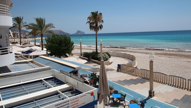 Un complexe hôtelier doté d’une piscine, d’un accès à la plage et offrant une vue sur l’océan.