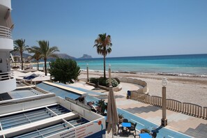 Un complexe hôtelier doté d’une piscine, d’un accès à la plage et offrant une vue sur l’océan.