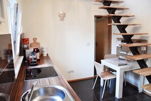 Een koelkast, een microgolfoven, een oven