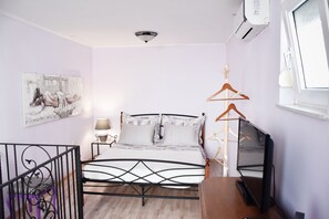 1 slaapkamer, een strijkplank/strijkijzer, gratis wifi, beddengoed