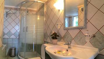 Combined shower/tub, hair dryer, towels, soap