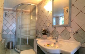 Combined shower/bathtub, hair dryer, towels, soap