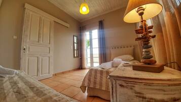 2 quartos, cofres nos quartos, ferros/tábuas de passar roupa, Wi-Fi