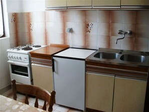 Refrigerador, horno, placa de cocina, utensilios de cocina
